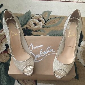 NWOT Christian Louboutin Very Rete Metal Filet